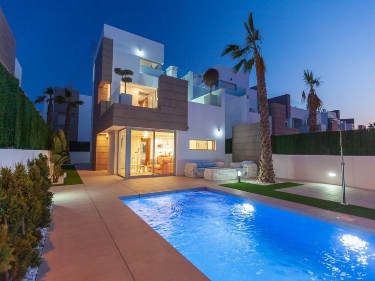 Villa for Sale in Guardamar Del Segura, Alicante 1
