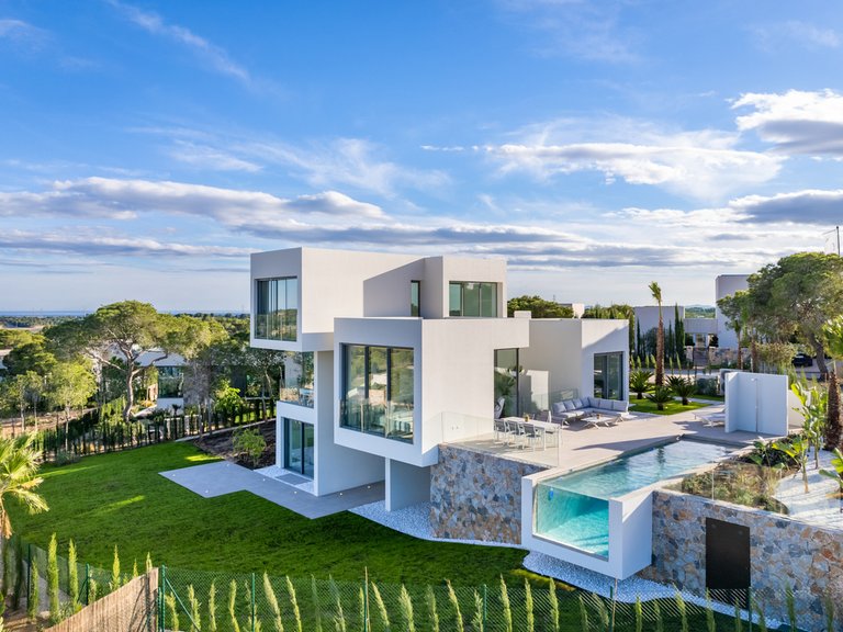 Villa for Sale in Las Colinas Golf Resort, Alicante 1