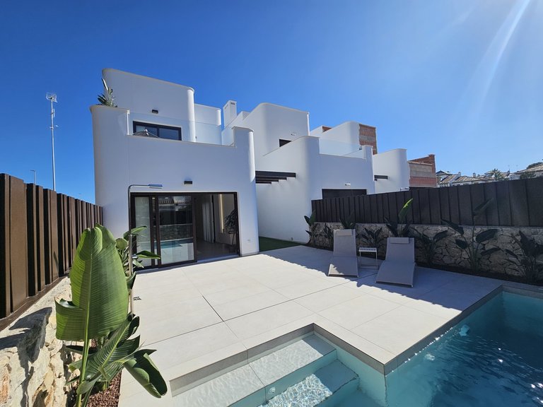 Villa for Sale in Dehesa De Campoamor, Alicante 1