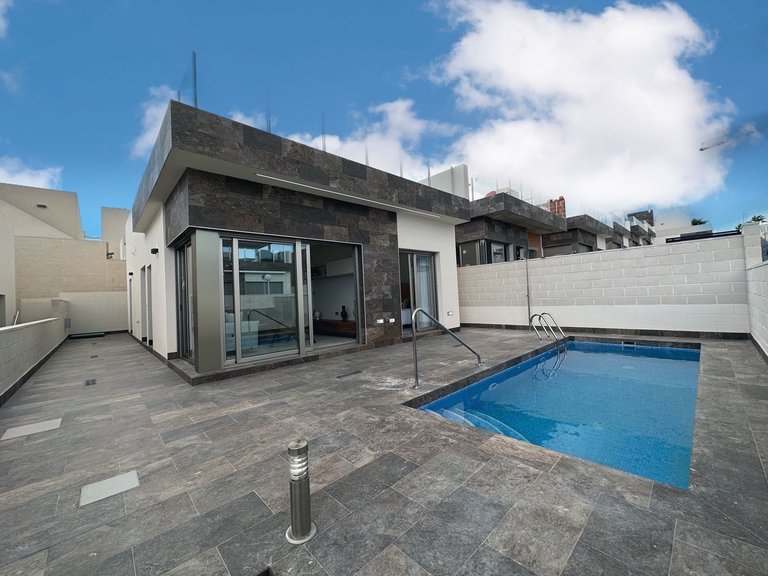 Villa for Sale in Villamartin, Alicante 1