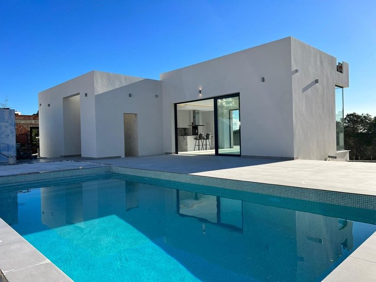 Villa for Sale in Las Colinas Golf Resort, Alicante 1