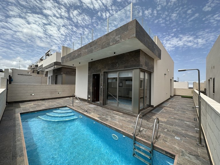 Villa for Sale in Los Altos, Alicante 2