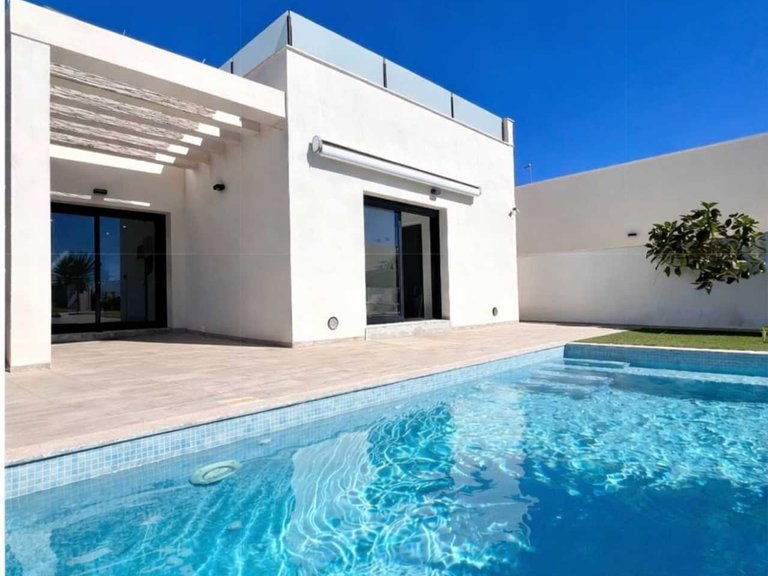 Villa for Sale in Pinar De Campoverde, Alicante 1