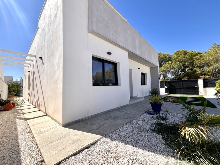 Villa for Sale in Pinar De Campoverde, Alicante 17