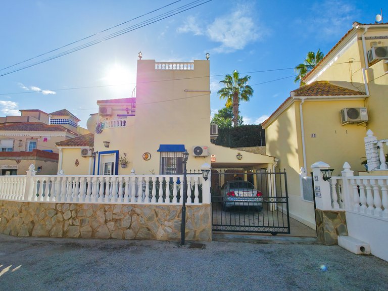 Villa for Sale in Villamartin, Alicante 1