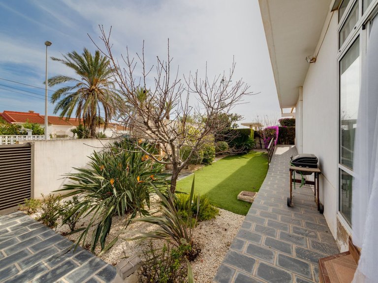 Villa for Sale in Mil Palmeras, Alicante 44
