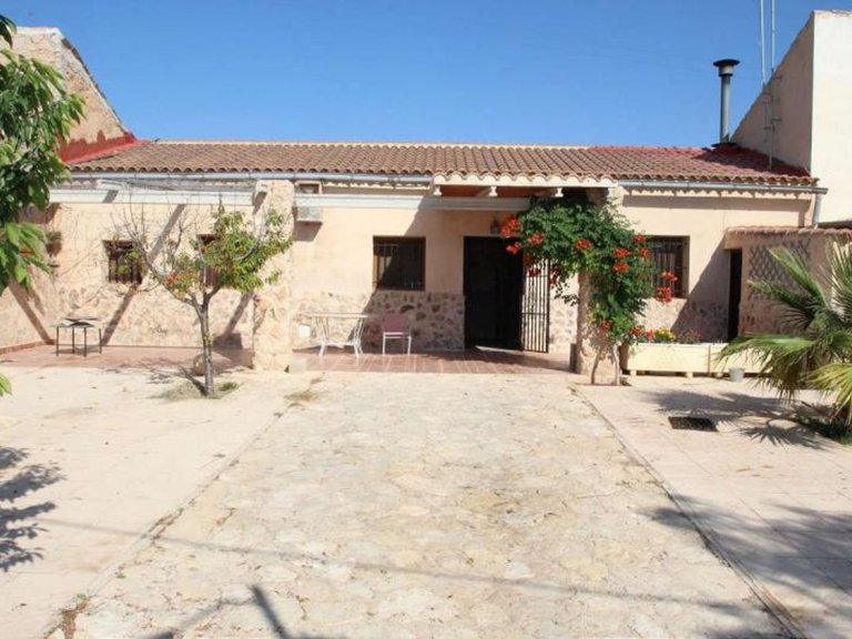 Villa for Sale in Pinoso, Alicante 1