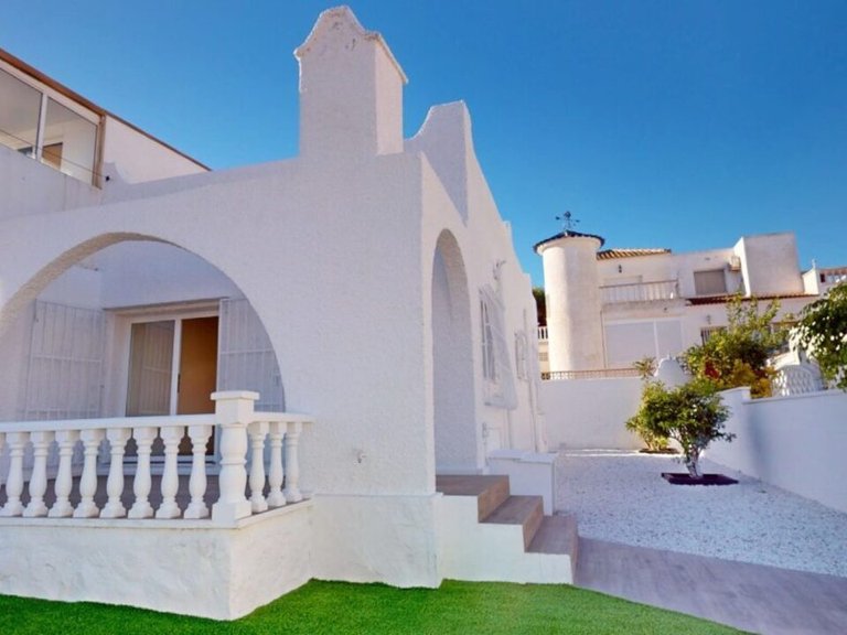 Villa for Sale in Villamartin, Alicante 1