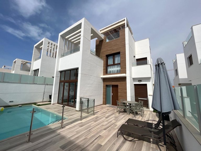 Villa for Sale in Los Altos, Alicante 1