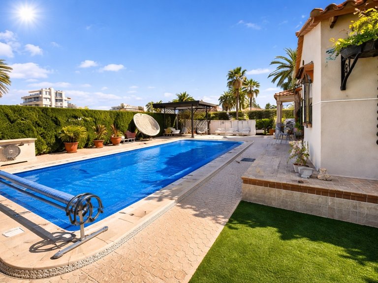Villa for Sale in Costa Blanca Cabo Roig, Alicante 1