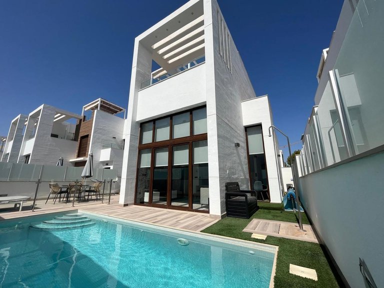 Villa for Sale in Los Balcones, Los Balcones, Torrevieja, Alicante 3