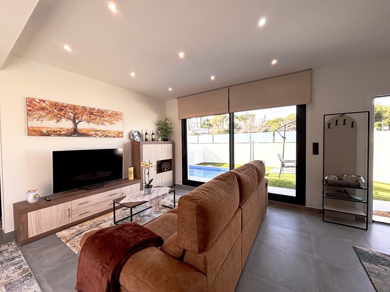 Villa for Sale in Villamartin, Alicante 14