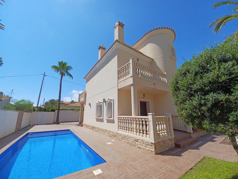 Villa for Sale in Cabo Roig, Alicante 1