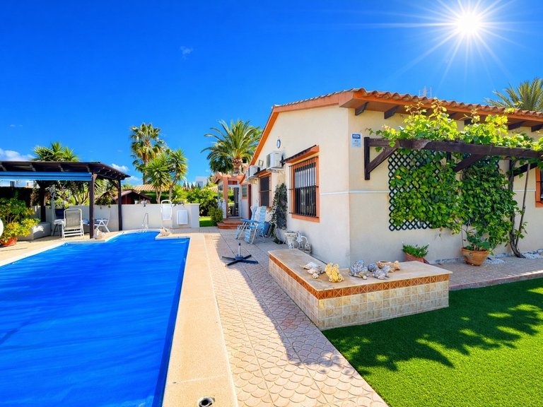 Villa for Sale in Costa Blanca Cabo Roig, Alicante 1
