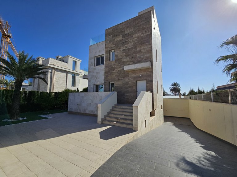 Villa for Sale in Costa Blanca La Zenia, Alicante 35