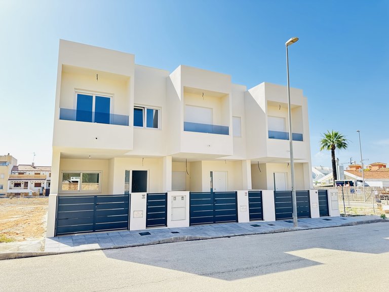 Villa for Sale in Pilar De La Horadada, Alicante 1