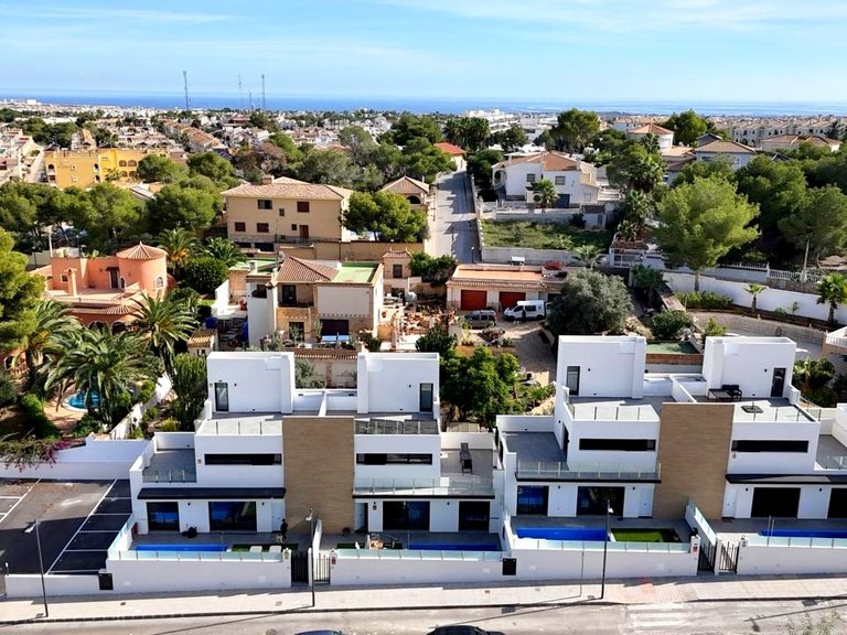 Villa for Sale in Villamartin, Alicante 4