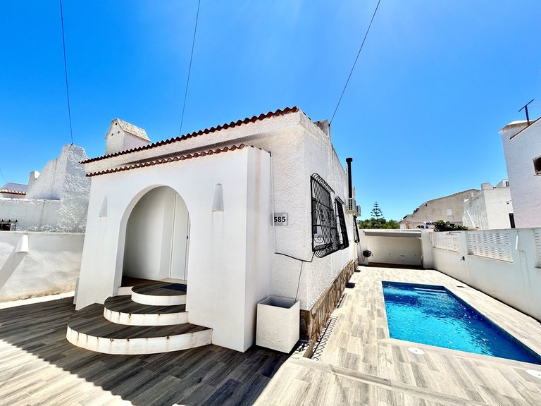 Villa for Sale in Villamartin, Alicante 1