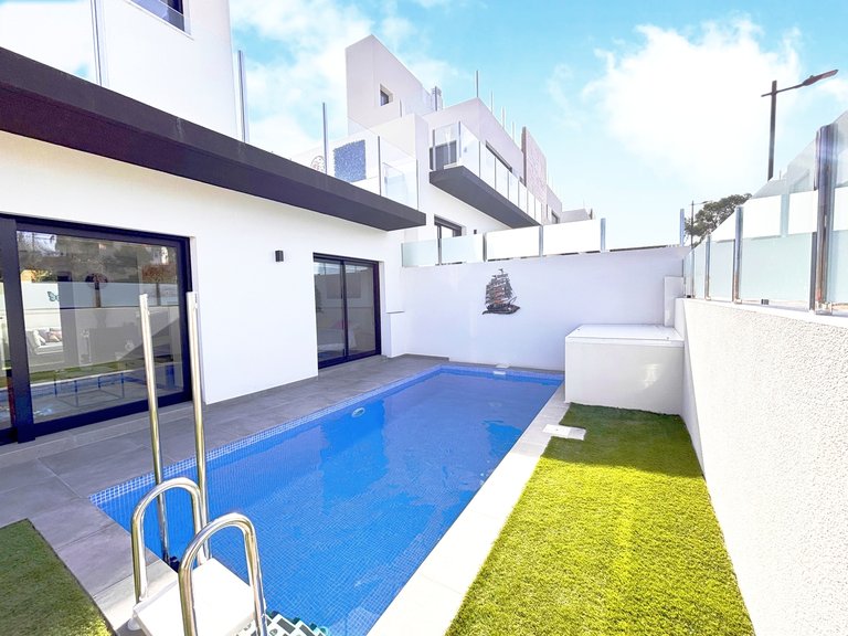 Villa for Sale in Villamartin, Alicante 2