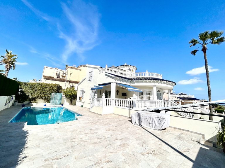 Villa for Sale in Inland Pinar De Campoverde, Alicante 1