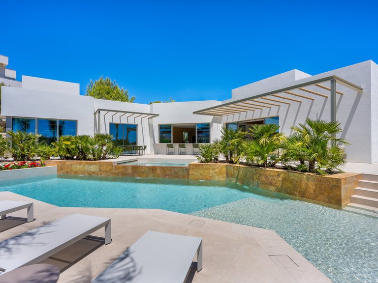 Villa for Sale in Las Colinas Golf Resort, Alicante 1