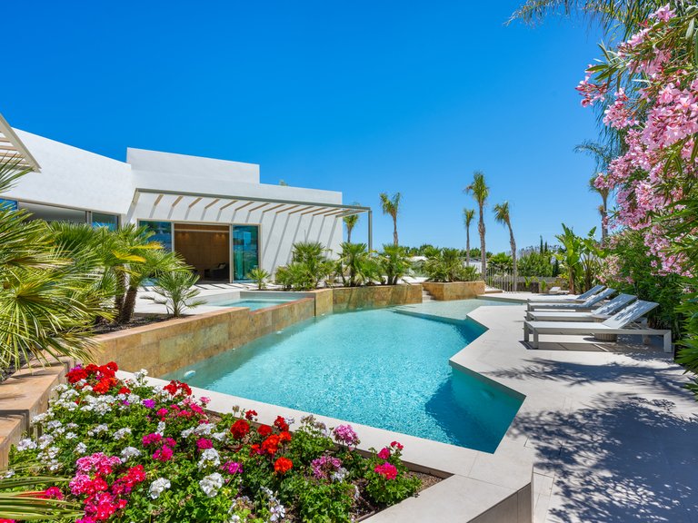 Villa for Sale in Las Colinas Golf Resort, Alicante 2