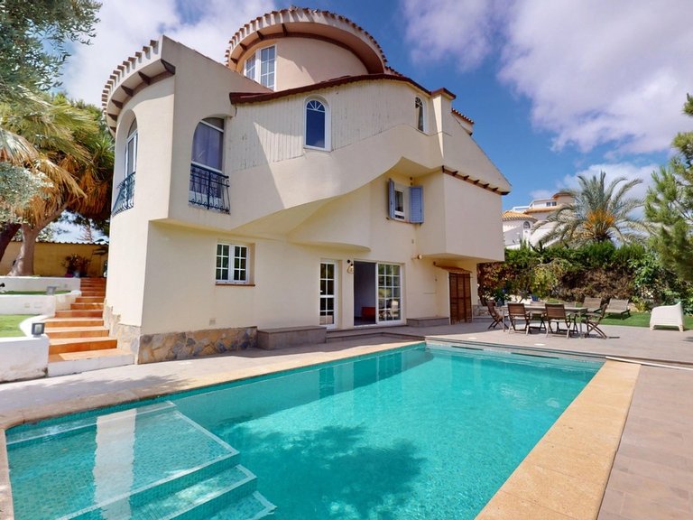 Villa for Sale in Orihuela Costa, Alicante 1