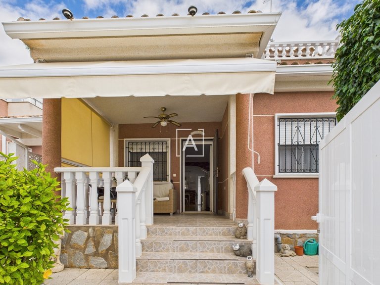 Villa for Sale in Pinar De Campoverde, Alicante 1