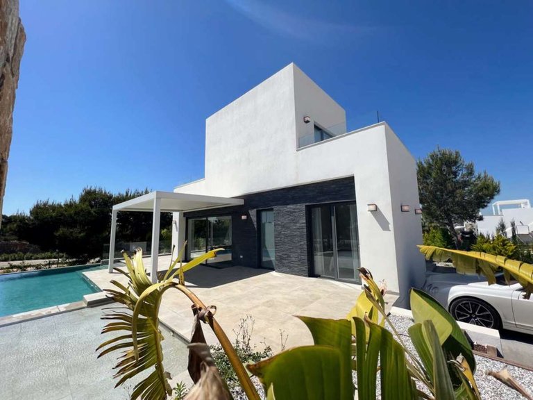 Villa for Sale in Las Colinas Golf Resort, Alicante 1