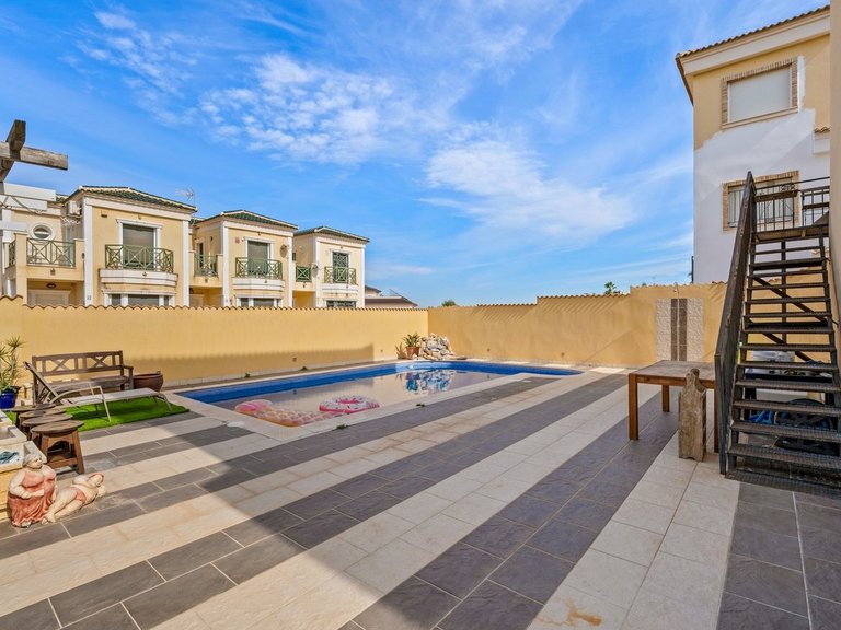 Villa for Sale in Villamartin, Alicante 28