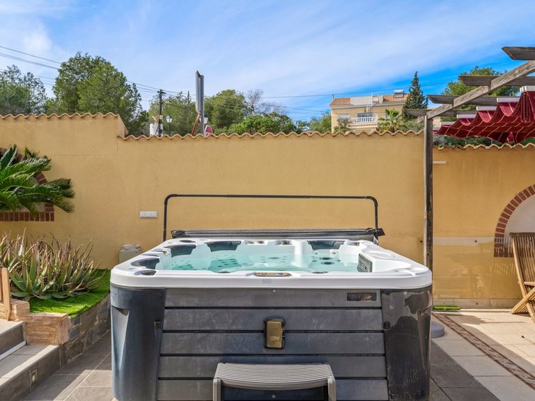 Villa for Sale in Villamartin, Alicante 31