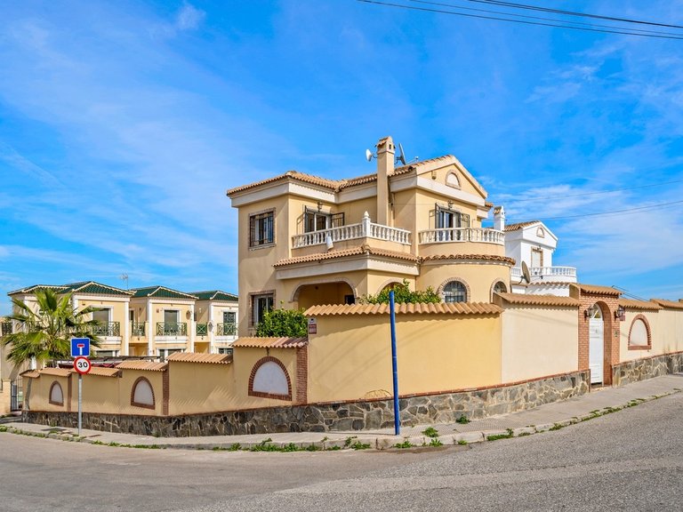 Villa for Sale in Villamartin, Alicante 1