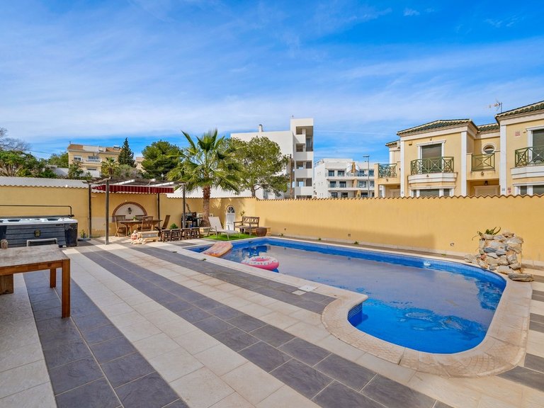 Villa for Sale in Villamartin, Alicante 27