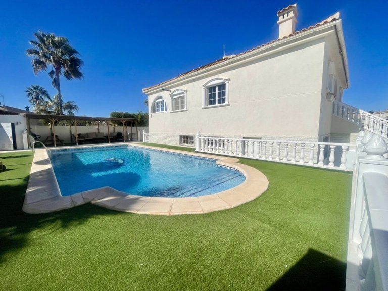 Villa for Sale in La Marina, Alicante 1