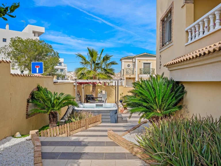 Villa for Sale in Villamartin, Alicante 39