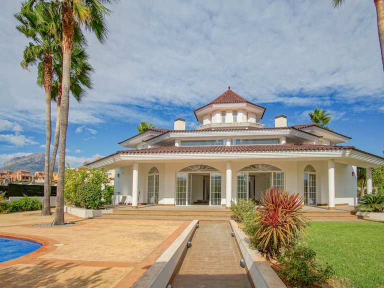 Villa for Sale in Alfas Del Pi, Alicante 1