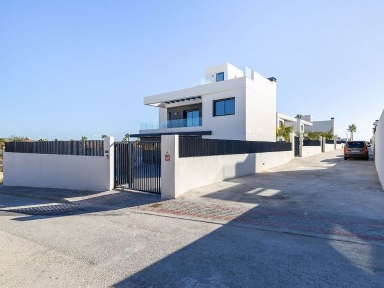 Villa for Sale in Inland Algorfa, Alicante 28