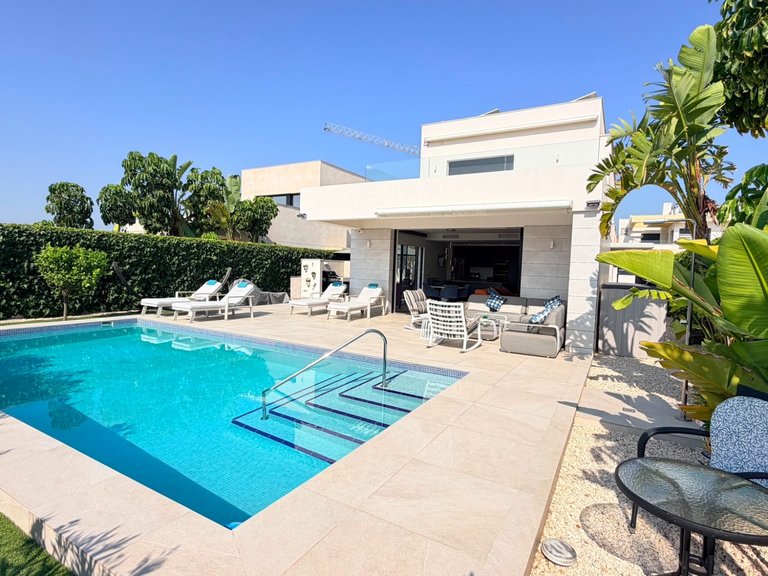Villa for Sale in Los Montesinos, Alicante 4