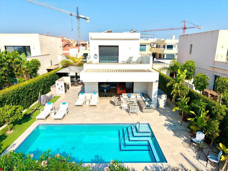 Villa for Sale in Los Montesinos, Alicante 1