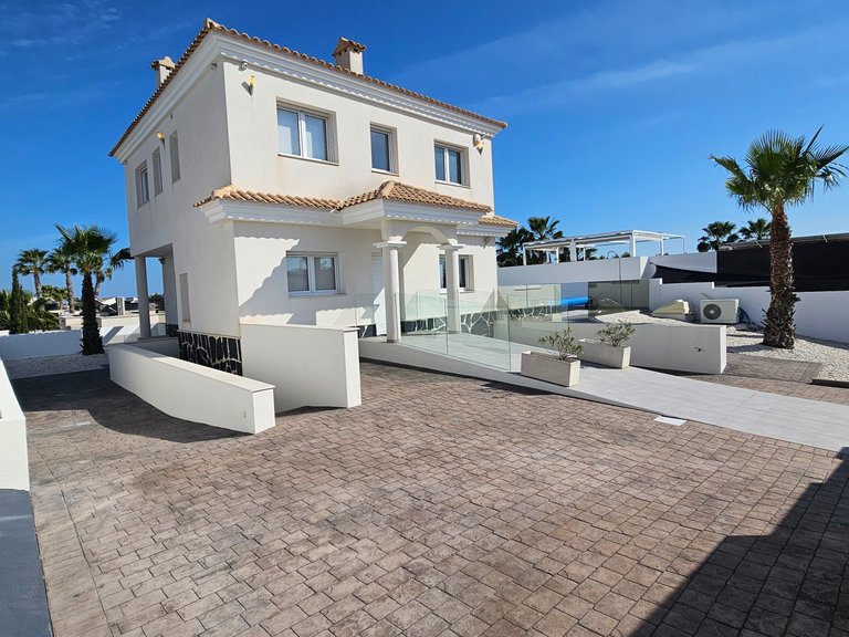 Villa for Sale in La Marina, Alicante 2