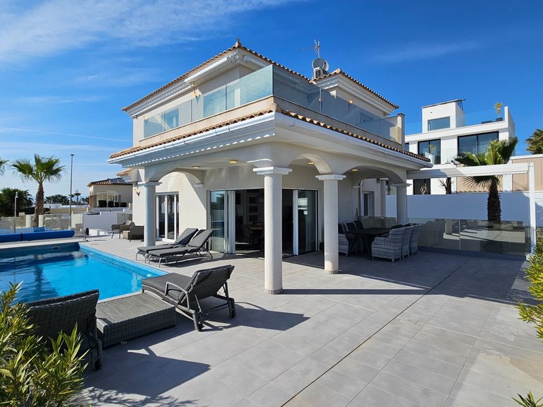 Villa for Sale in La Marina, Alicante 1