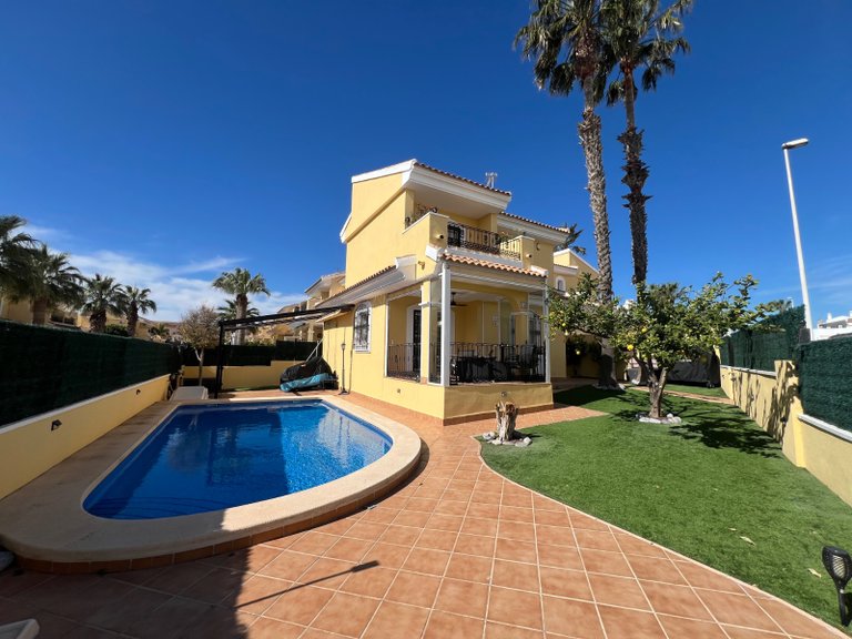 Villa for Sale in Orihuela Costa, Alicante 1