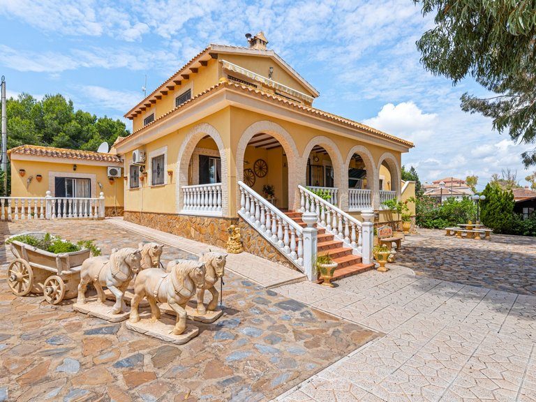 Villa for Sale in Jacarilla, Alicante 2