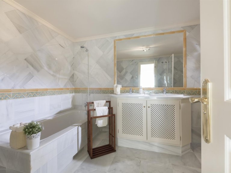 Apartment for Sale in Benahavís, Malaga 10