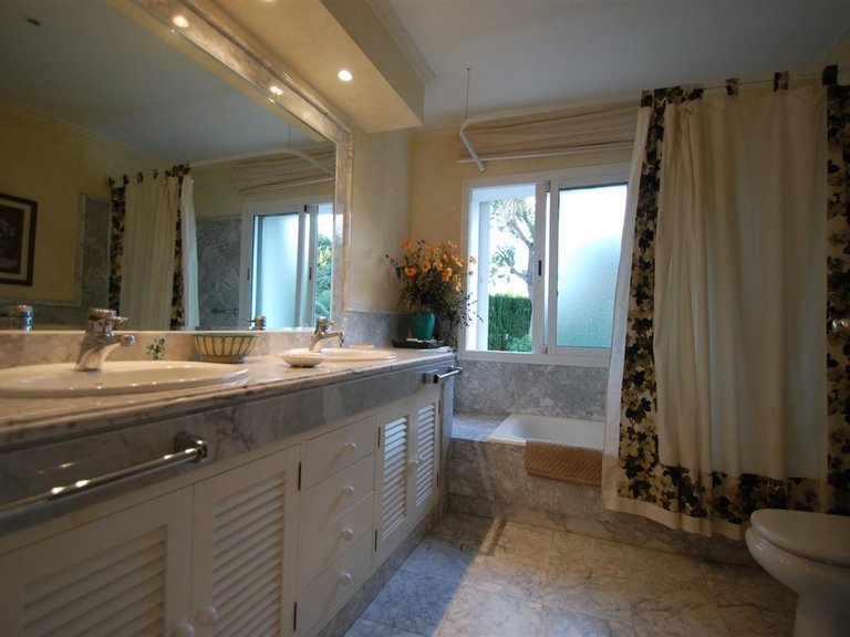 Apartment for Sale in Bahía de Marbella, Marbella, Malaga 7