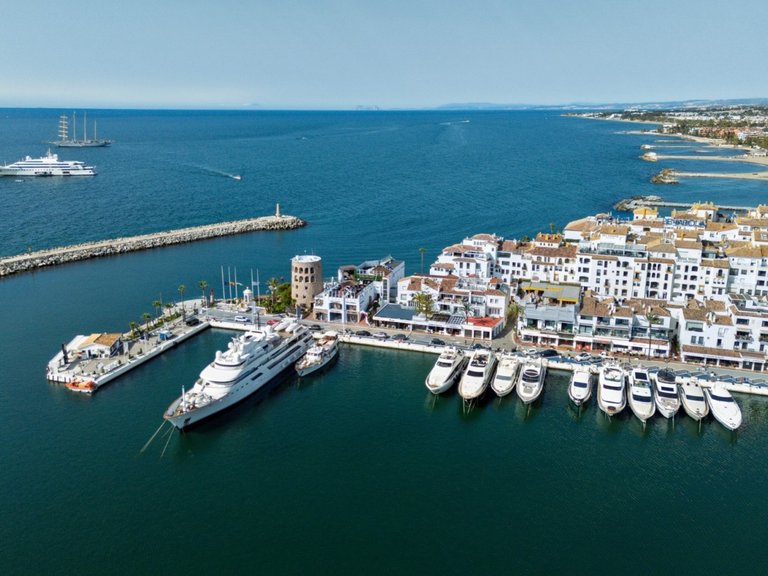 Apartment for Sale in Puerto Banús, Marbella, Malaga 1