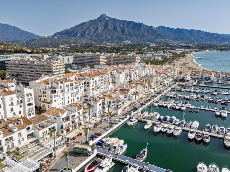 Apartment for Sale in Puerto Banús, Marbella, Malaga 9