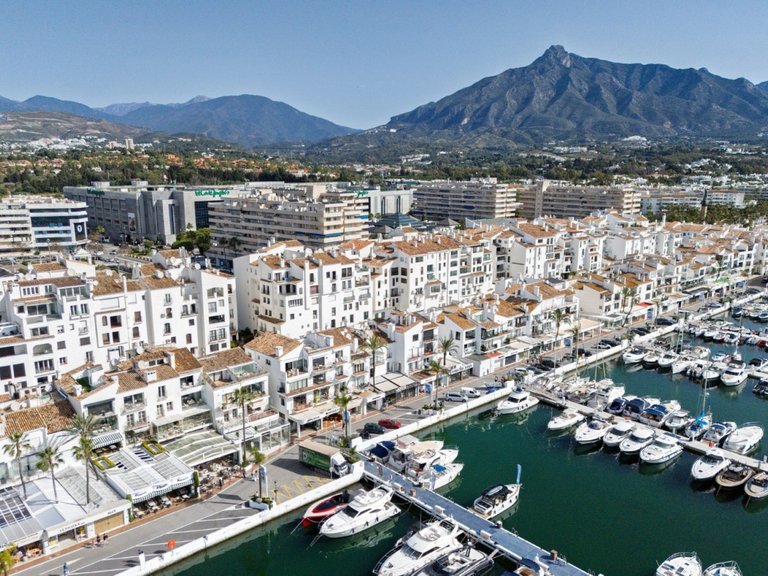 Apartment for Sale in Puerto Banús, Marbella, Malaga 44