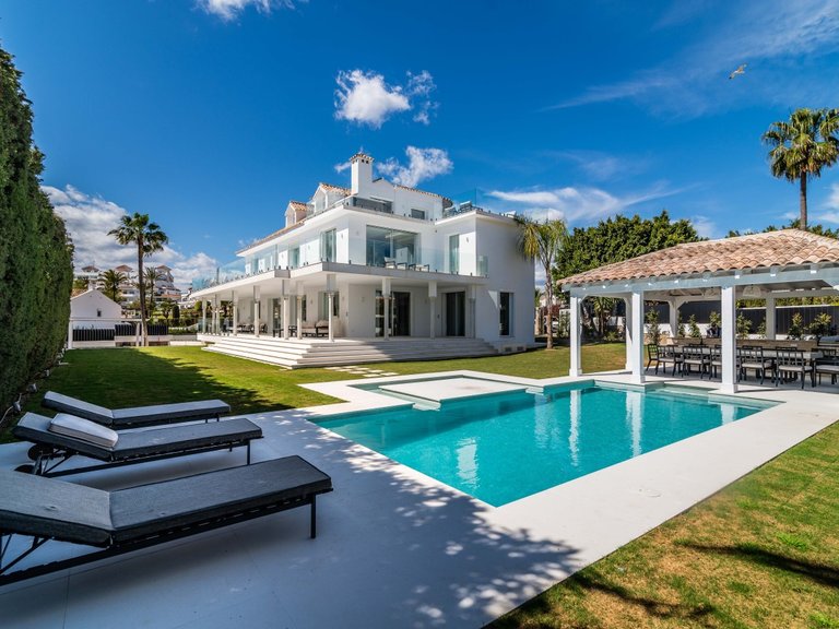Villa for Sale in Nueva Andalucía, Marbella, Malaga 1