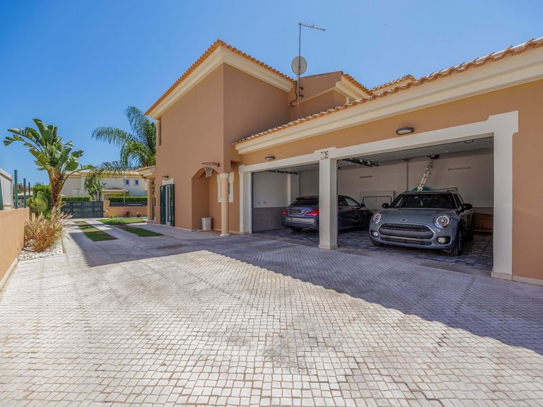 Villa for Sale in Albufeira, Algarve, Portugal 9